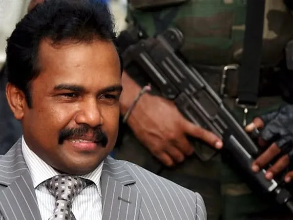 කරුණා බැසිල්ට කොකා පෙන්වයි....