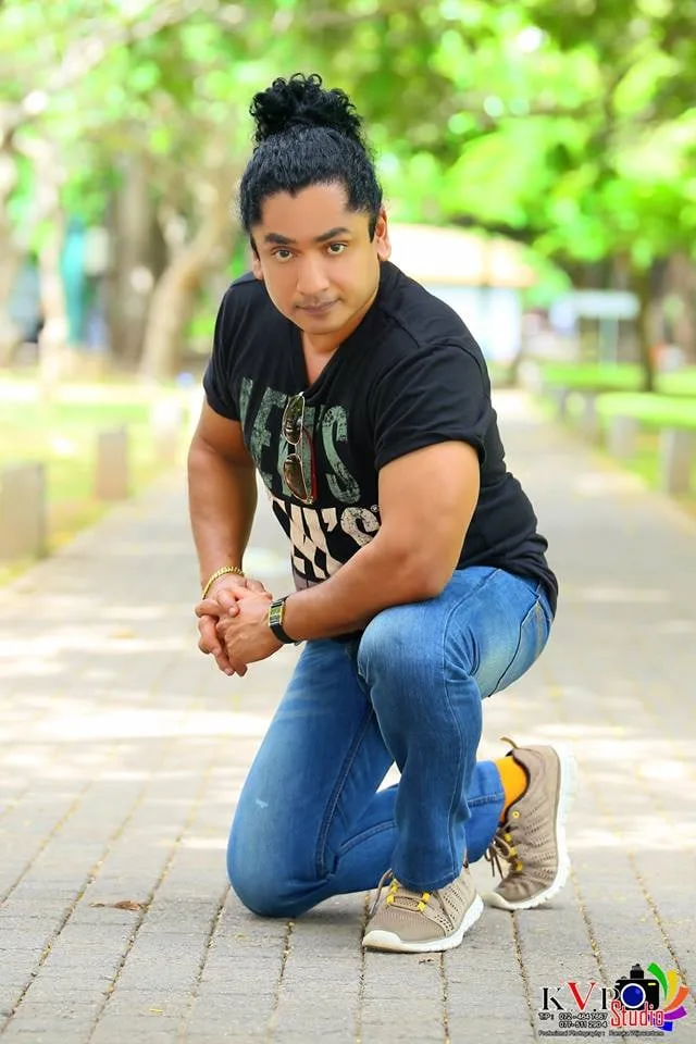 දෙබිඩි බ්රෝ රජ ගමනක
