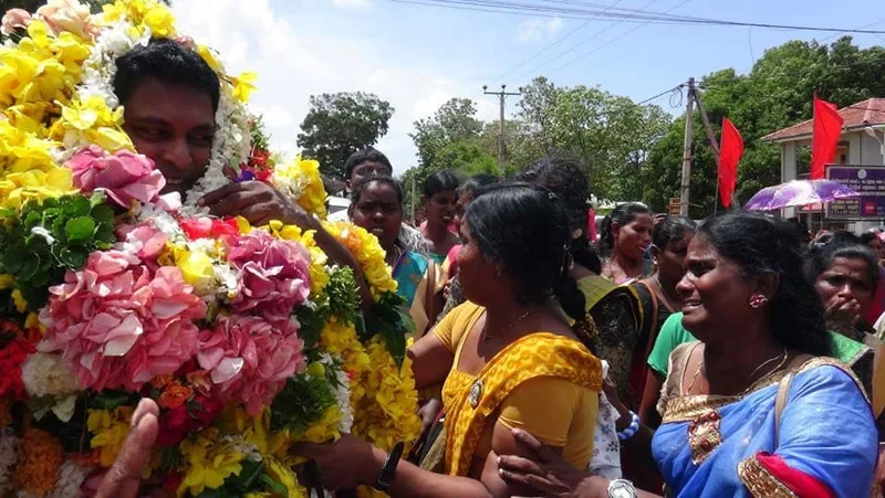 සංහිදියාව දිනු හමුදා නිලධාරියා..!