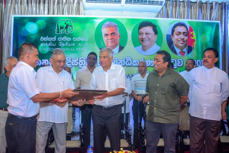“පිස්තෝලය ඉනේ ගහන් මල් වට්ටි අරන් පන්සල් යන දේශපාලනය අපේ නැහැ...”