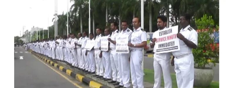 ආගමන නිලධාරීන් අකුරට වැඩ