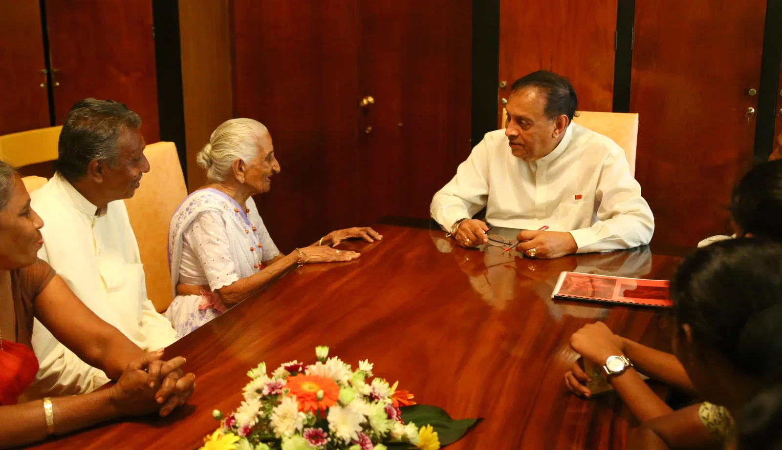 ශ්රී ලංකාවේ වයස් ගතම මාතාවට කතානායකගෙන් උපහාර..!