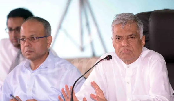 අකිල මහ ලේකම් කළාට අගමැති එක්ක අමනාප වී සාගල මහ ගෙදර යයි..!