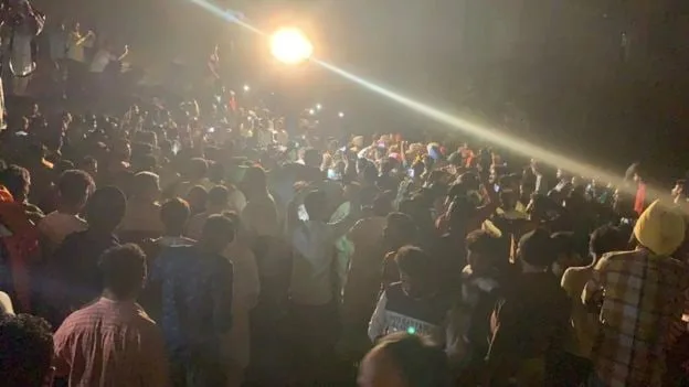 ඉන්දියාවේ දුම්රිය අනතුරකින් 100ක් මරුට..!