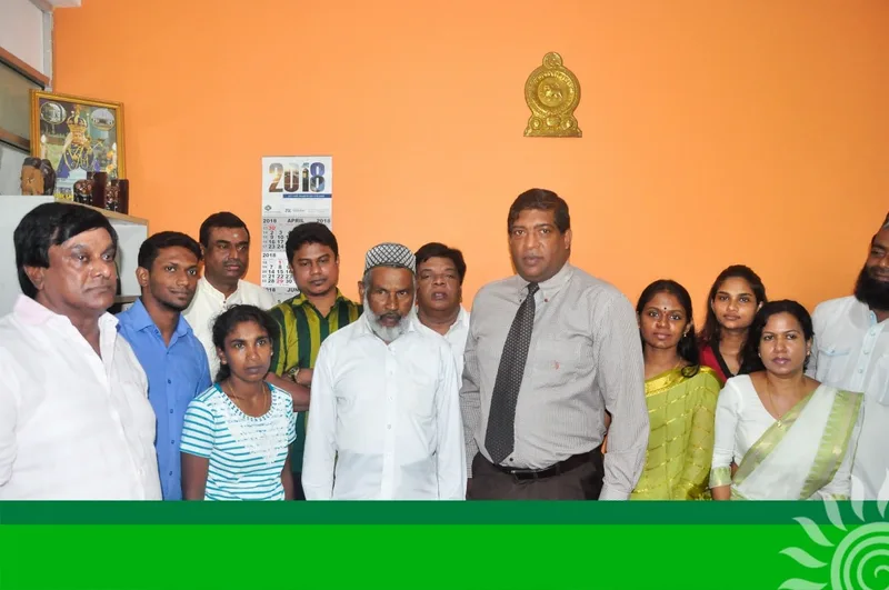 රුපියල බාල්දුවීම හොඳයි කියන්නේ “ආර්ථික-දේශපාලන” කේවට්ටයෝ..!