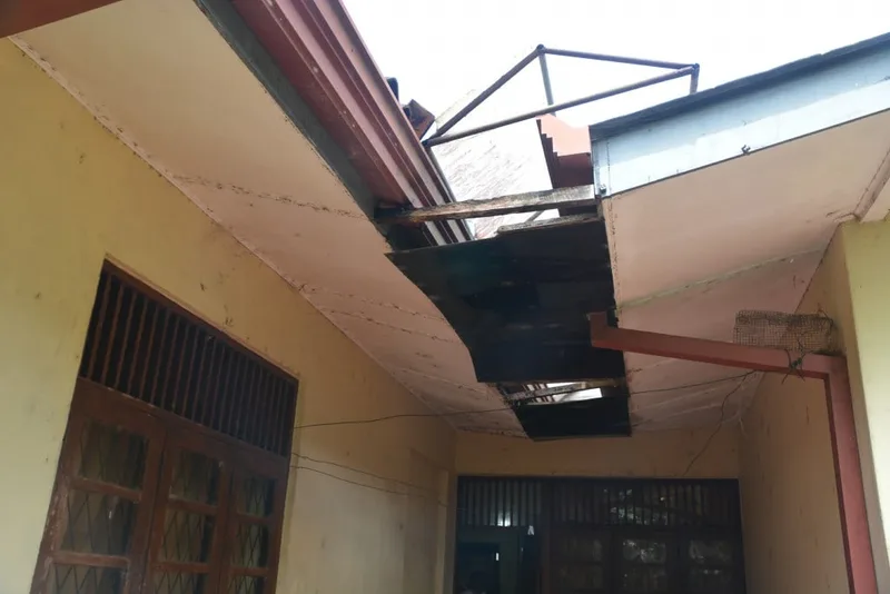 දකුණේ අධ්යාපන ඇමති නිල නිවස ගරා වැටිලා..!