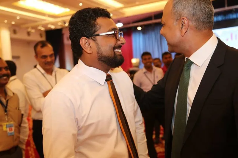 අතින් කාලා හරක් බලන මාධ්ය ලේකම්වරයකු සාගල හොයයි..!