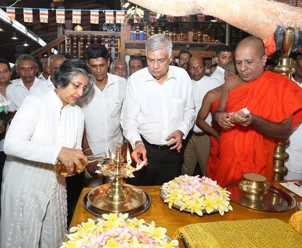 “ලෝකයට පෙර රට හඳුනා ගත යුතුය”