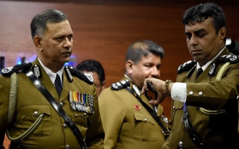 පොලිස්පතිට ගෙදර යන්න වෙලාව ඇවිල්ලා..!