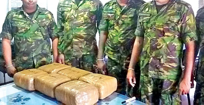 මද්රව්ය හා අයුධ සමඟ 8ක් දැලේ