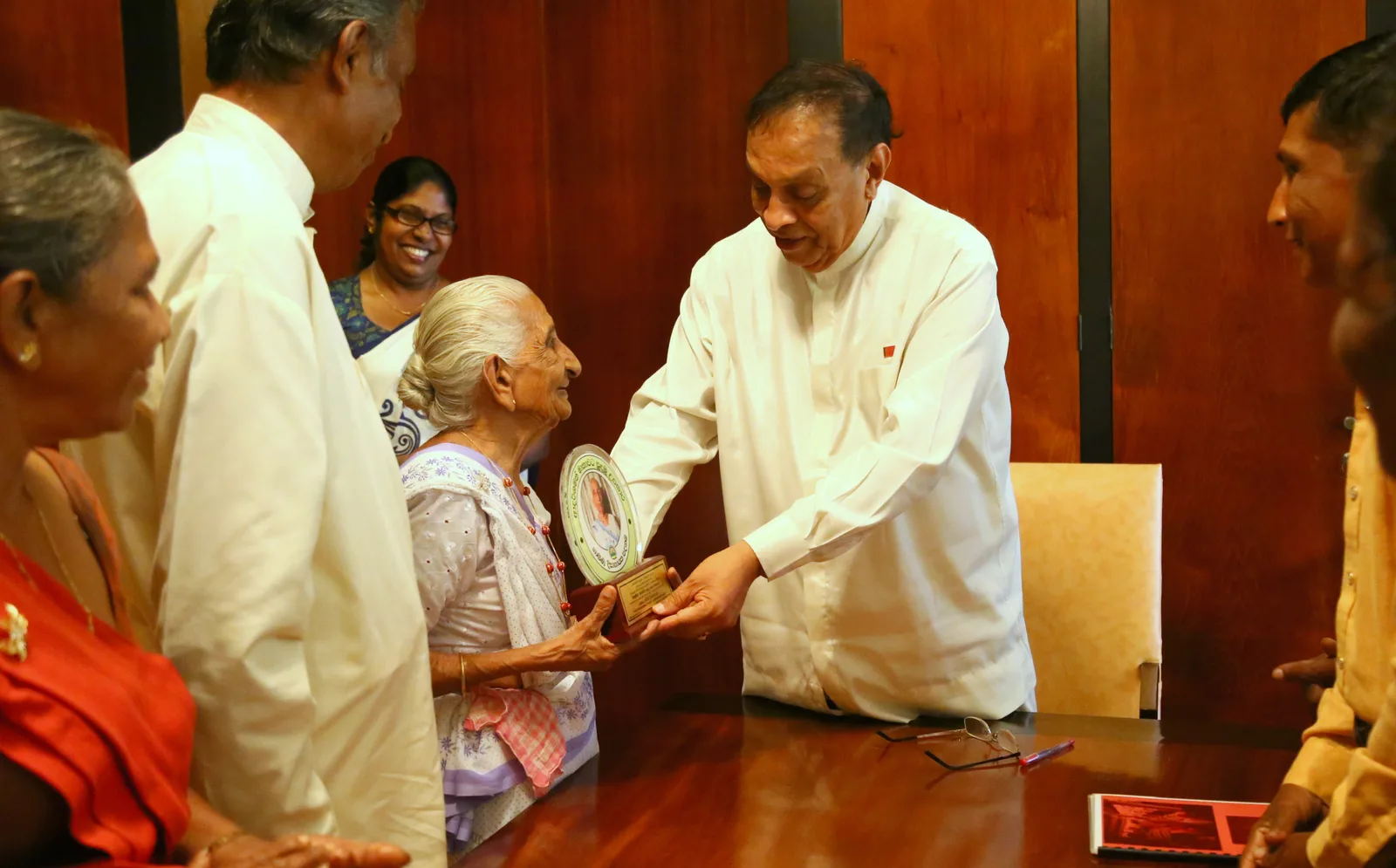 ශ්‍රී ලංකාවේ වයස් ගතම මාතාවට කතානායකගෙන් උපහාර..!