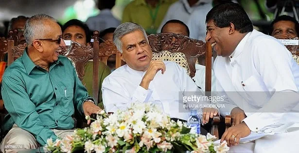 රවීට ගහලා මලික්ගෙන් කෝටි ගණන් සල්ලි ගනිමු ද ..?