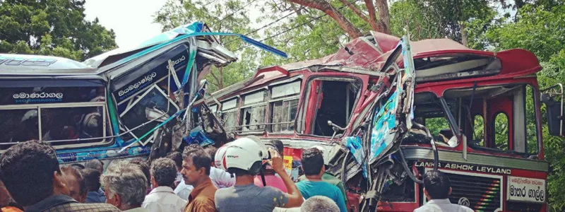 බස් රථ දෙකක් ගැටීමෙන් 50ක් රෝහලේ..!