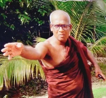 දායකයින්ගෙන් කෝටි 8ක් ගසා කෑ සක්විති හිමි මාට්ටු..!