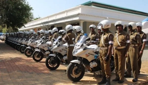 යතුරු පැදි කරුවෝ පොලිසියේ රෙදි ගලවති..!