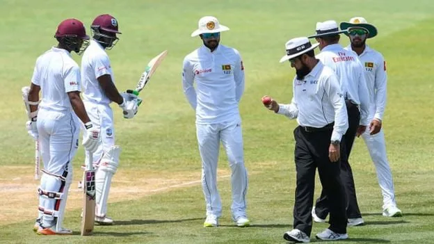 දිනේෂ් චන්දිමාල් රසකැවිලි යොදා පන්දුව පළුදු කළා යැයි චෝදනා