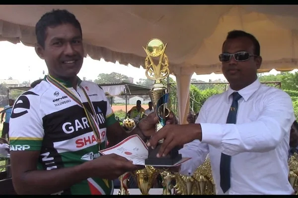"රේසිං හා ස්ටෑන්ඩට්" පාපැදි ශූරතාවය ලෙස්ලි ජයවර්ධනට..!