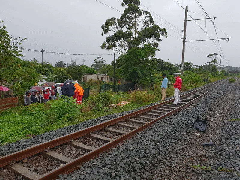 පියෙකු සිය පුතු සමග දුම්රියට පැන දිවි නසා ගනී