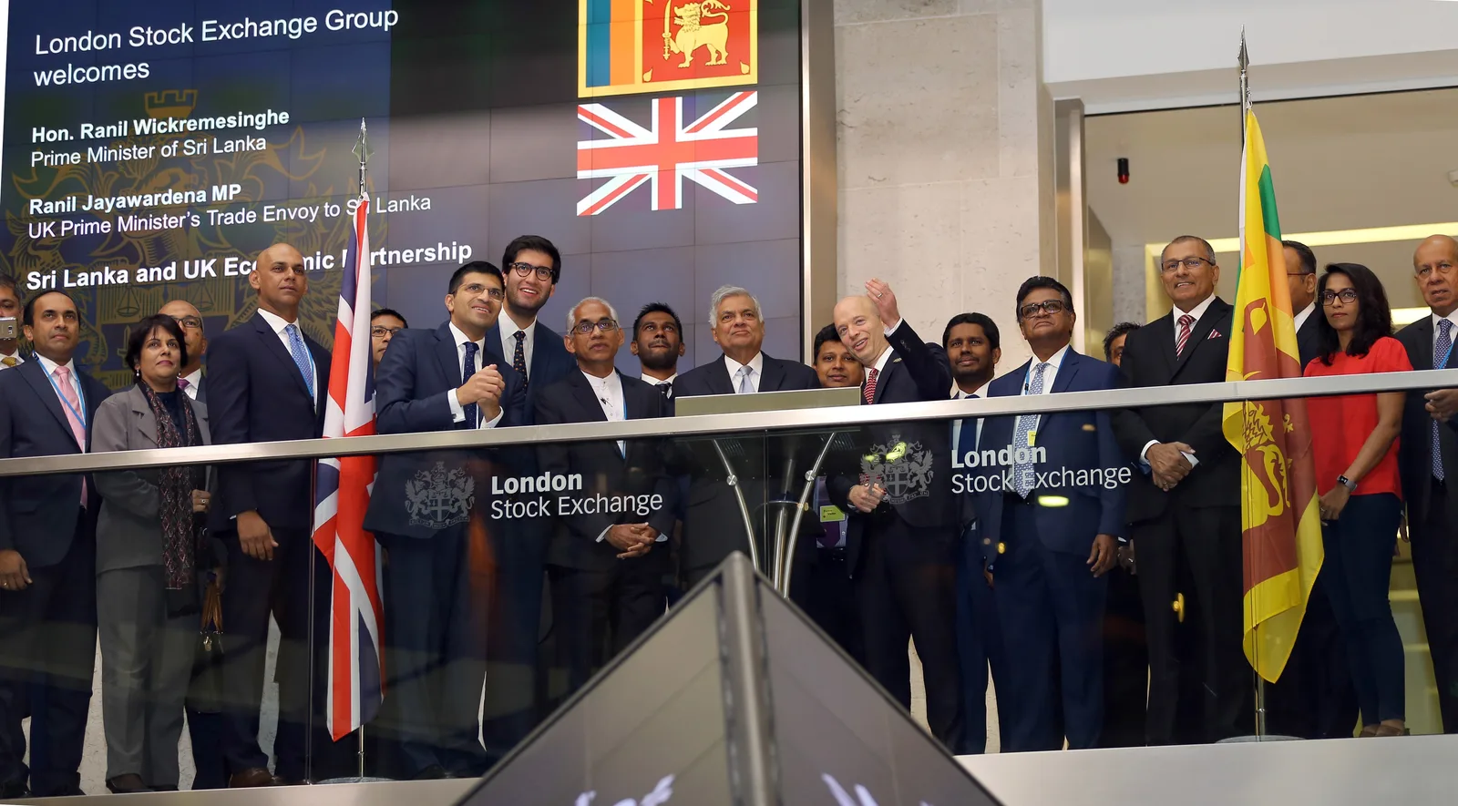 අගමැති එක්ක එංගලන්තයේ ගිය මාධ්යවේදීන්ට සමන් අතාවුදගෙන් කුණු කෑම..!