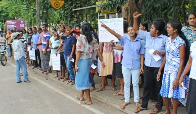 ධිවර පවුල් පාරට බසිති..!
