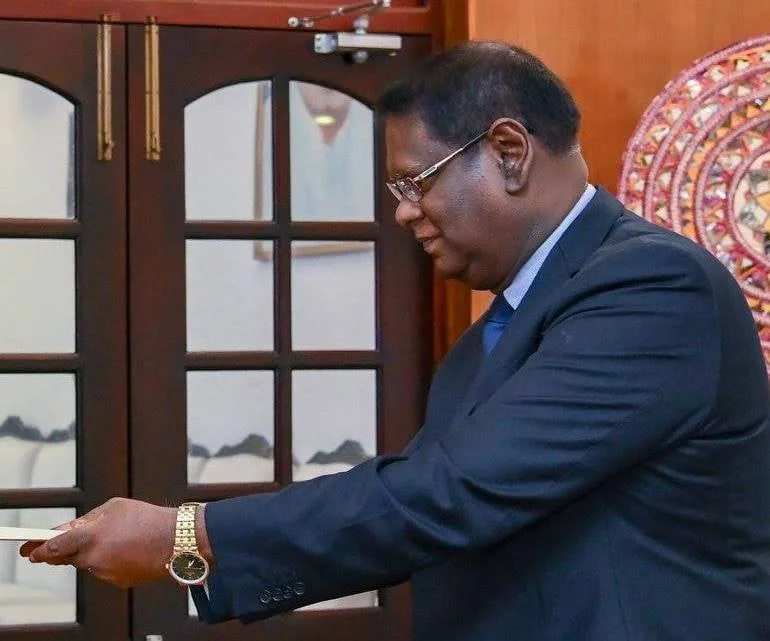 මේ රට මේ විපතින්නේ- නුඹද පුතේ ගලවන්නේ..!