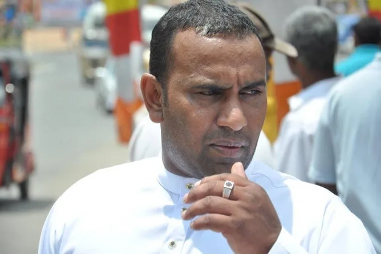 සඳළුතලයෙන් බිමට බසිනු-සභා නායක ආදර්ශයට ගනු..!