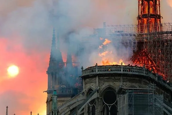 Notre-Dame දේවස්ථානයේ ගින්නක්..!