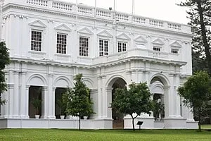 ජේ.ආර් පසු පස “රාජා” ලුහුබඳියි..!