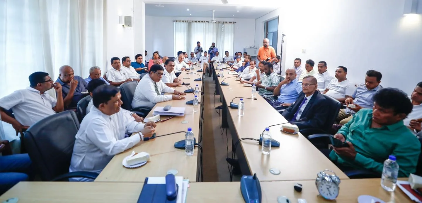 විපක්ෂ නායක කාර්යාලයේදී විපක්ෂයේ නියෝජිතයෝ රැස්වෙයි - එක්ව වැඩ කිරීමට එකඟ වෙයි