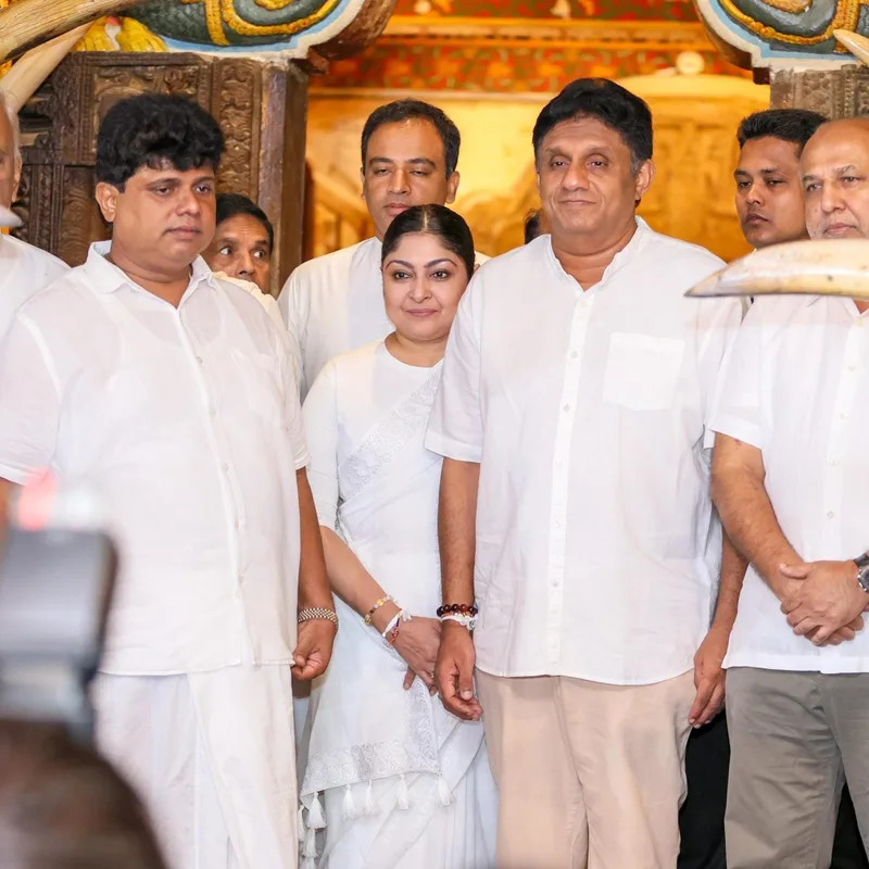 විපක්ෂ නායක මල්වතු -අස්ගිරි මහ නා හිමිවරුන්ගේ ආශීර්වාදය ලබා ගනී
