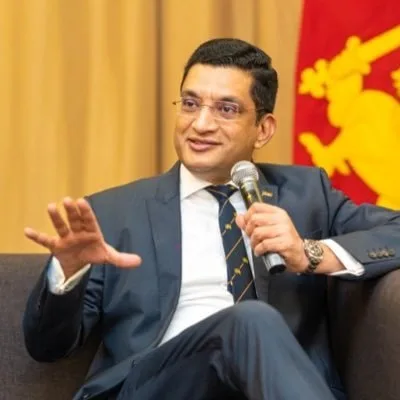 දේවතාවක් කඩා වැටුණු ආර්ථිකය ගොඩනංවා පෙන්නු රනිල්