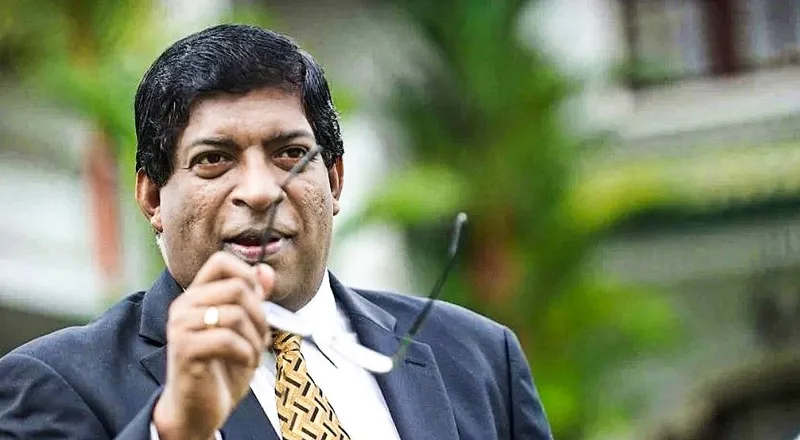 රවී ගැන සරසවි මහැඳුරන් කියන කතා