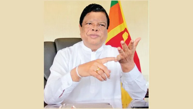 විදෙස් රට­වල් අපේ රට දෙස ඇස් ඇර බල­න්නට පටන් අරන්