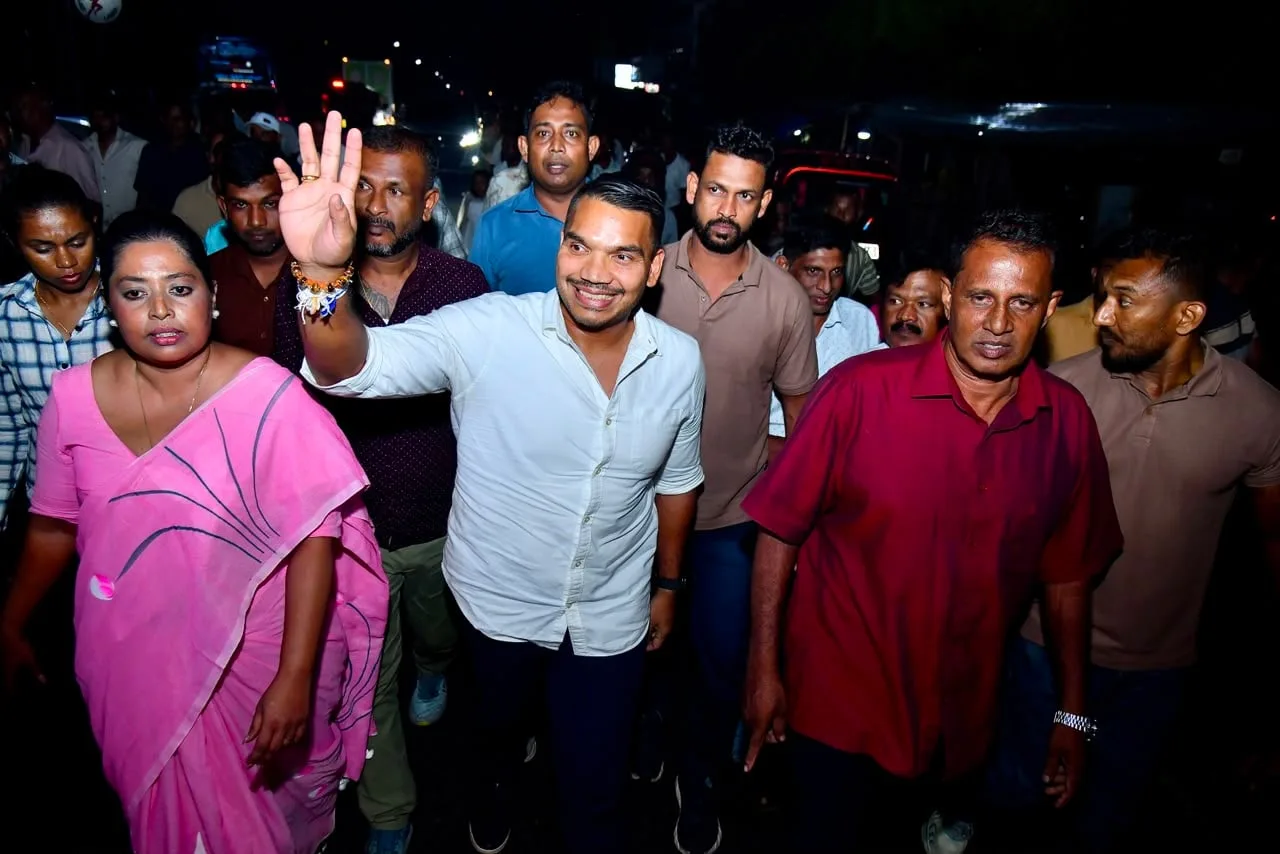 දැන් රටෙන් බාගයක් බඩගින්නේ ඉන්නවා කියලා වාර්තාවක් තියෙනවා. හැබැයි 75%ක් ජනාධිපතිටත් කැමතියිලු. කොහෙන්ද මේවට හිනාවෙන්නෙ..?