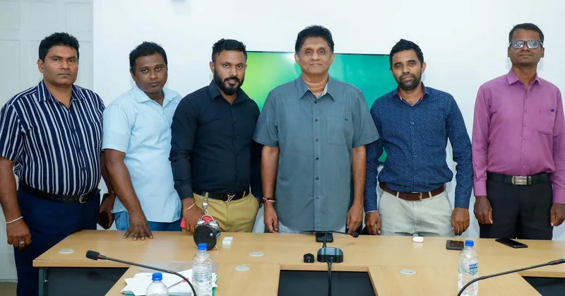 සජිත් ගුරු හිඟයේදී පෙරට පැමිණි සංවර්ධන නිලධාරීන් හමුවෙයි