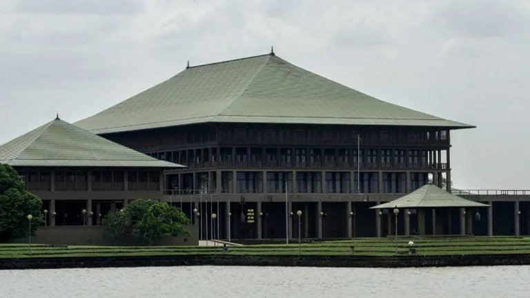 පාර්ලිමේන්තුව නොකැඳවා මූලික අයිතීන් කඩ කරලා