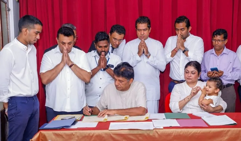 විපක්ෂ නායක සුබ මොහොතින් නම යෝජනා අත්සන් කරයි