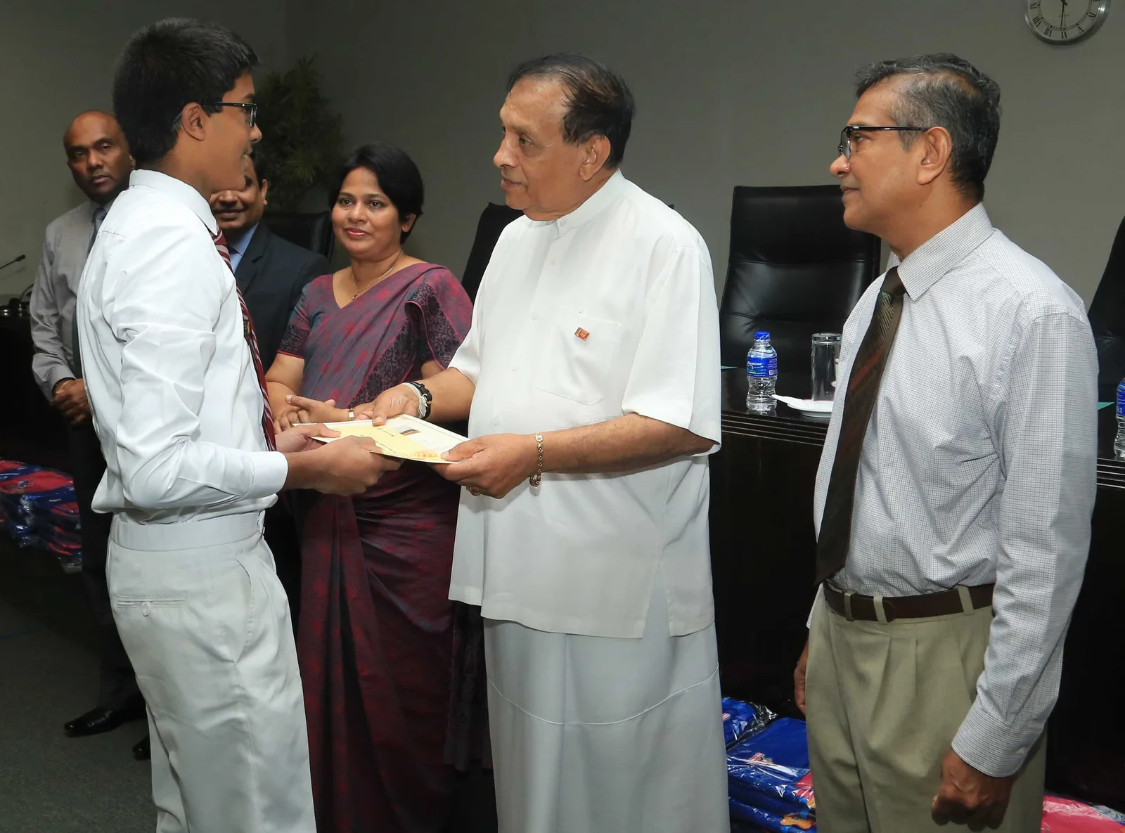 අනාගත කතා නායකවරුන්ගෙන් කරු ජයසුරිය කළ ඉල්ලීම මෙන්න