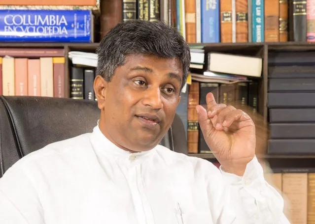 ජනපතිගේ ආඥාදායක සිහිනයට එරෙහිව නීතීඥයෝ විපක්ෂනායක වටා රොද බඳිති