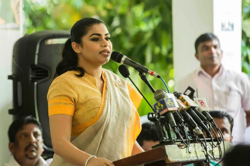 කැපවීමෙන් වැඩ කළ යුතු බව හිරුනික කියයි.