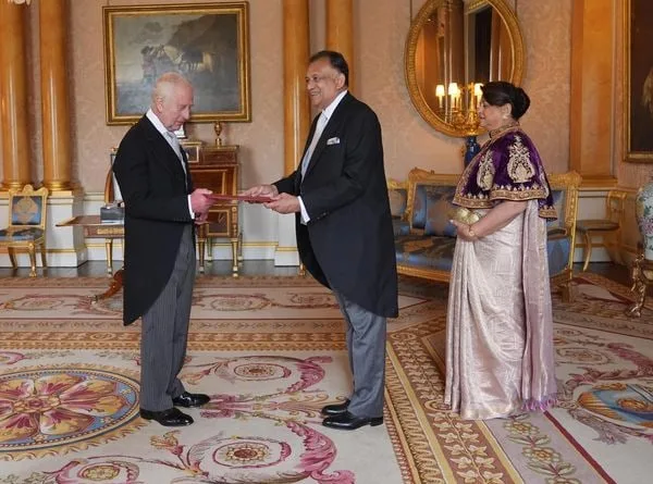 රෝහිත බෝගොල්ලාගම බ්රිතාන්ය මහා රජු හමු වී අක්තපත්ර භාර දෙයි