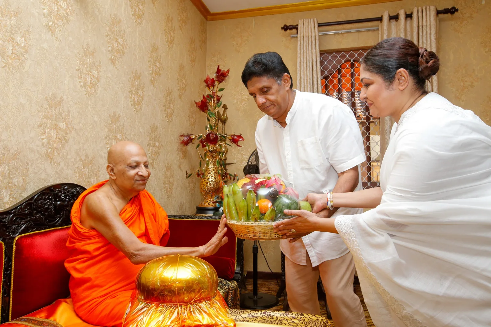 විපක්ෂ නායක මල්වතු -අස්ගිරි මහ නා හිමිවරුන්ගේ ආශීර්වාදය ලබා ගනී
