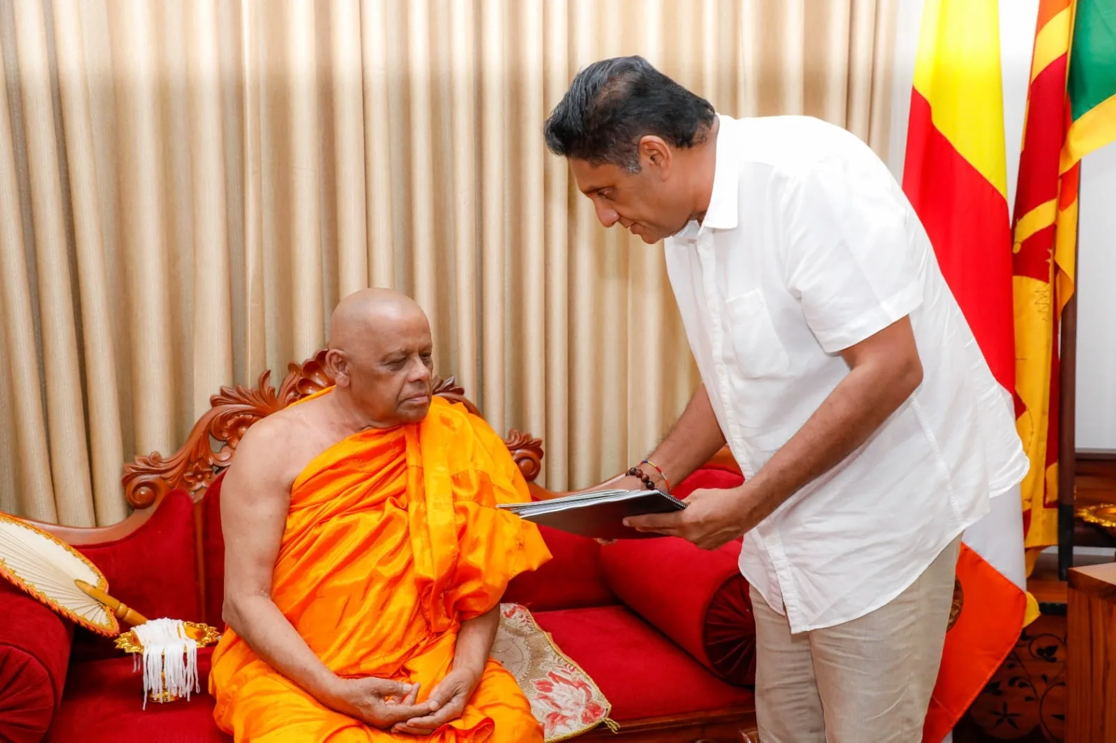 බලය නැතිව තමා කරන සේවය ගැන විපක්ෂ නායක මහා නා හිමිවරුන් දැනුම්වත් කරයි