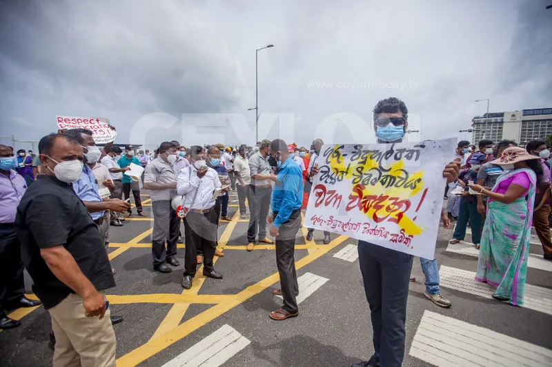 අත්අඩංගුවට ගත් ගුරුවර ගුරුවරියන්ට කොවිඩ් නෑ