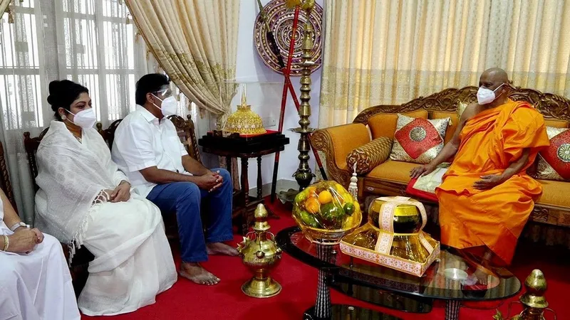 සජිත් මල්වතු-අස්ගිරි මහ නාහිමිවරුන් බැහැ දකියි