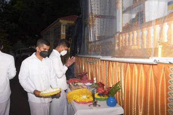 සඳහිරු සෑයේ චුඩා මාණික්ය සහ කොත් වහන්සේ ඉදිරියේ අදත් ආගමික වතාවත්