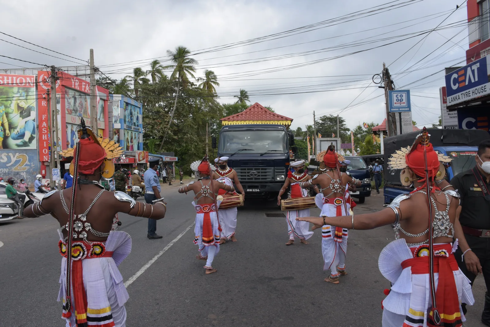 සඳහිරු සෑයේ කොත් වහන්සේ රැගත් පෙරහැර වට්ටාරමට ළඟා වේ