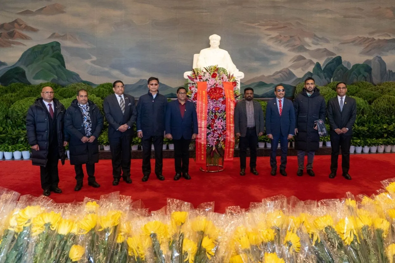 ජනපති කොමියුනිස්ට් පක්ෂ ප්රදර්ශන ශාලාව නරඹයි