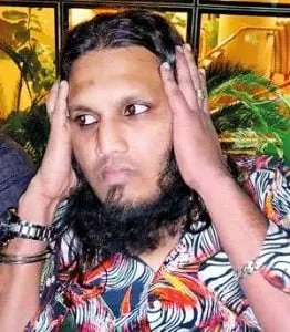 ඛන්ජිපානි ඉම්රාන්ට ජංගම දුරකථනයක් දෙන්න ආ පියා ඇතුළු 06ක් මාට්ටු..!