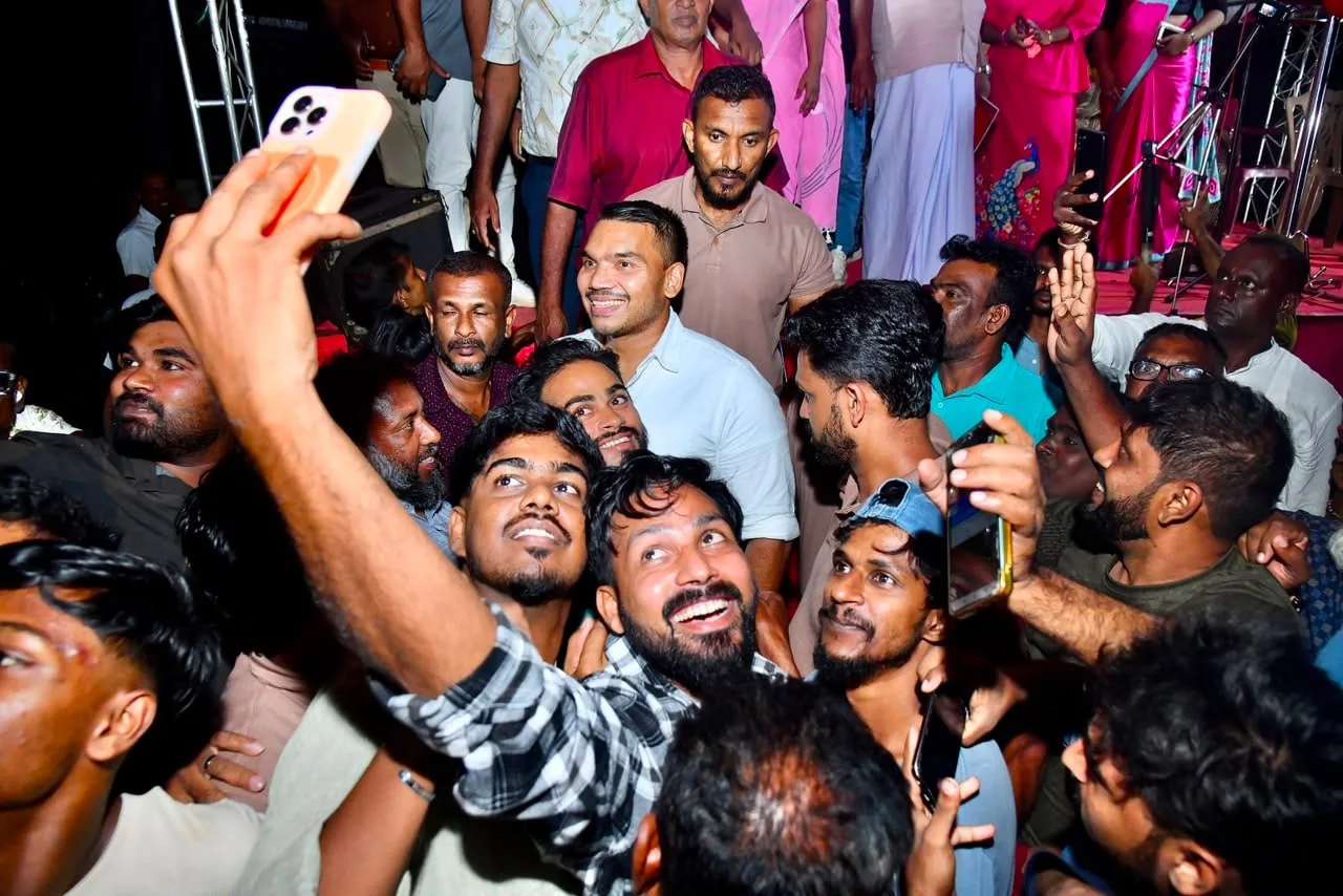 දැන් රටෙන් බාගයක් බඩගින්නේ ඉන්නවා කියලා වාර්තාවක් තියෙනවා. හැබැයි 75%ක් ජනාධිපතිටත් කැමතියිලු. කොහෙන්ද මේවට හිනාවෙන්නෙ..?